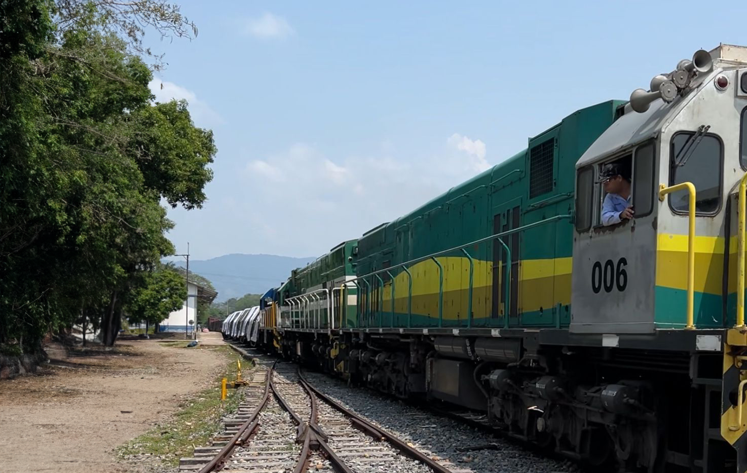 Desde el centro del país y hasta los puertos del Caribe, el café de Colombia vuelve a transportarse en tren