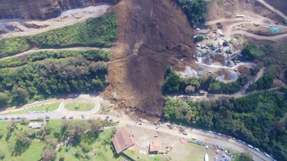 Tras derrumbe despejan una calzada en el Kilómetro 13 de la autopista Medellín - Bogotá