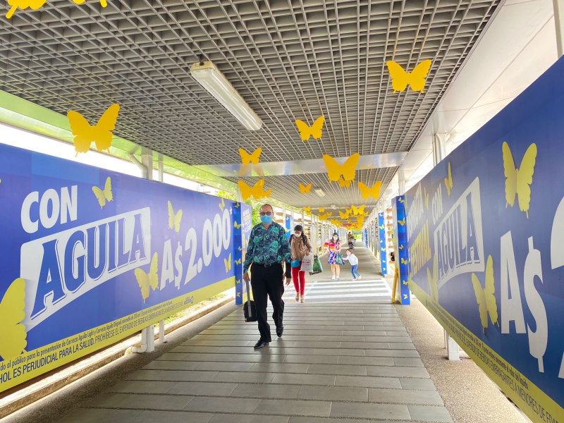 Pasillo del aeropuesto Alfonso López decorado con Mariposas