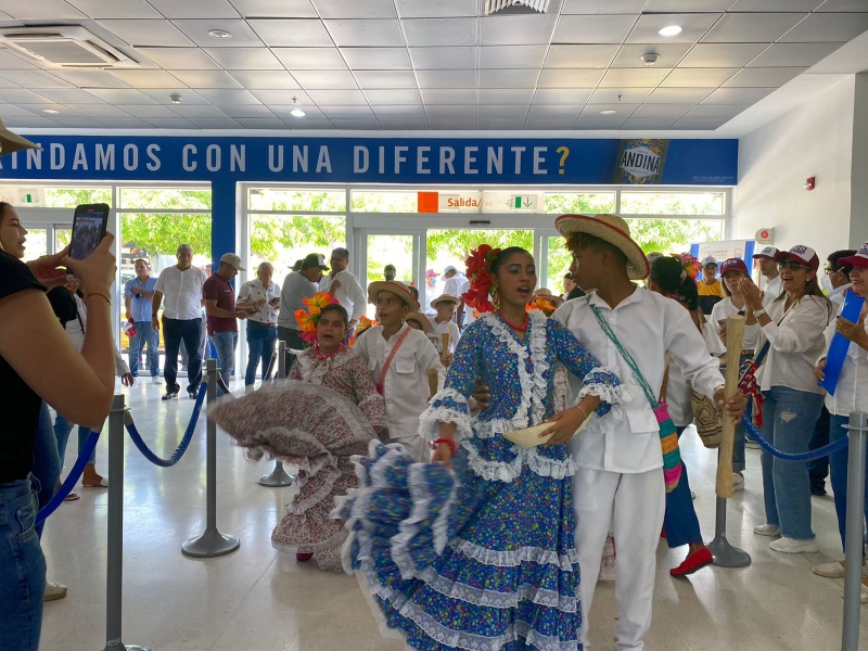 Muestra cultural personas bailando 