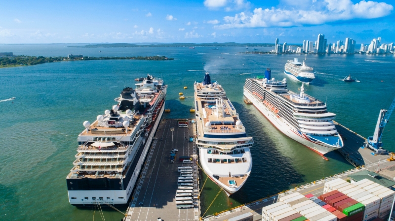 Foto de 3 barcos cruceros en puerto de cartagena