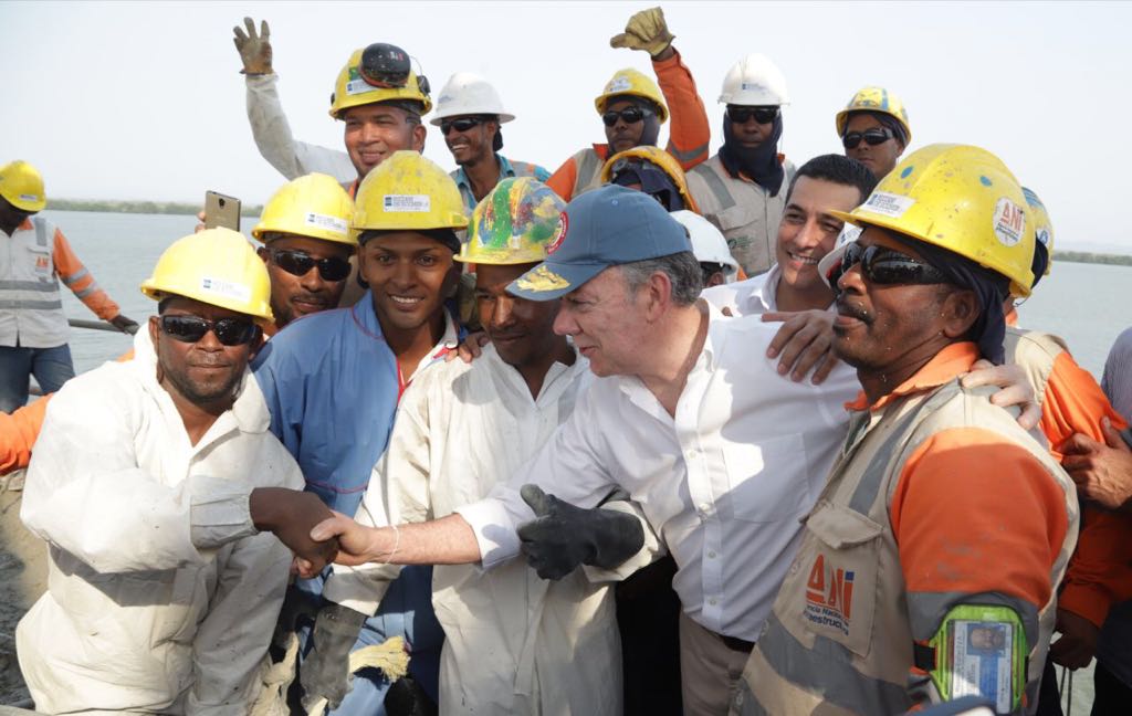 A toda marcha se levanta viaducto de Ciénaga de la Virgen: Presidente Santos fundió última losa de la megaestructura